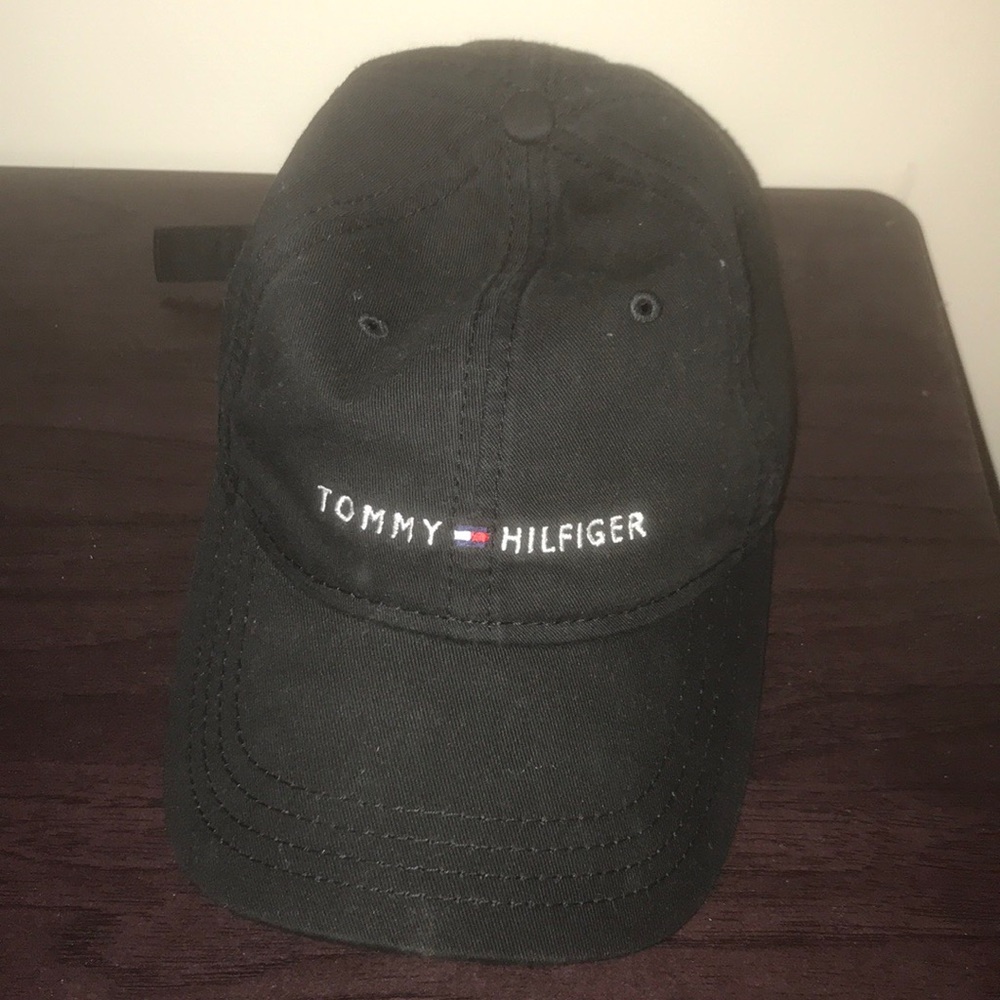 Black Tommy Hilfiger dad hat